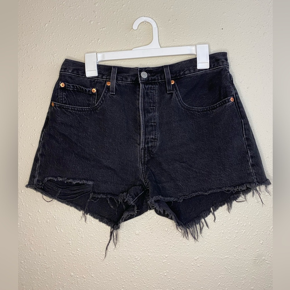 Women’s Levi 501 black denim shorts | distressed | size 30